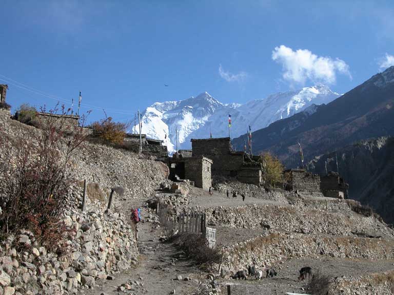 Manang byn 3540 m�h och Annapurna II 7939 m�h