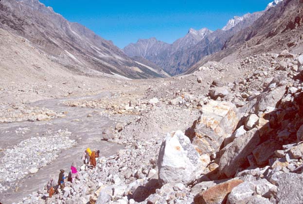 Gangotri trek Pilgrims in valley