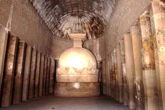 Ajanta Cave w stupa and columns