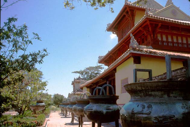 Hue Nine Dynastic Urns